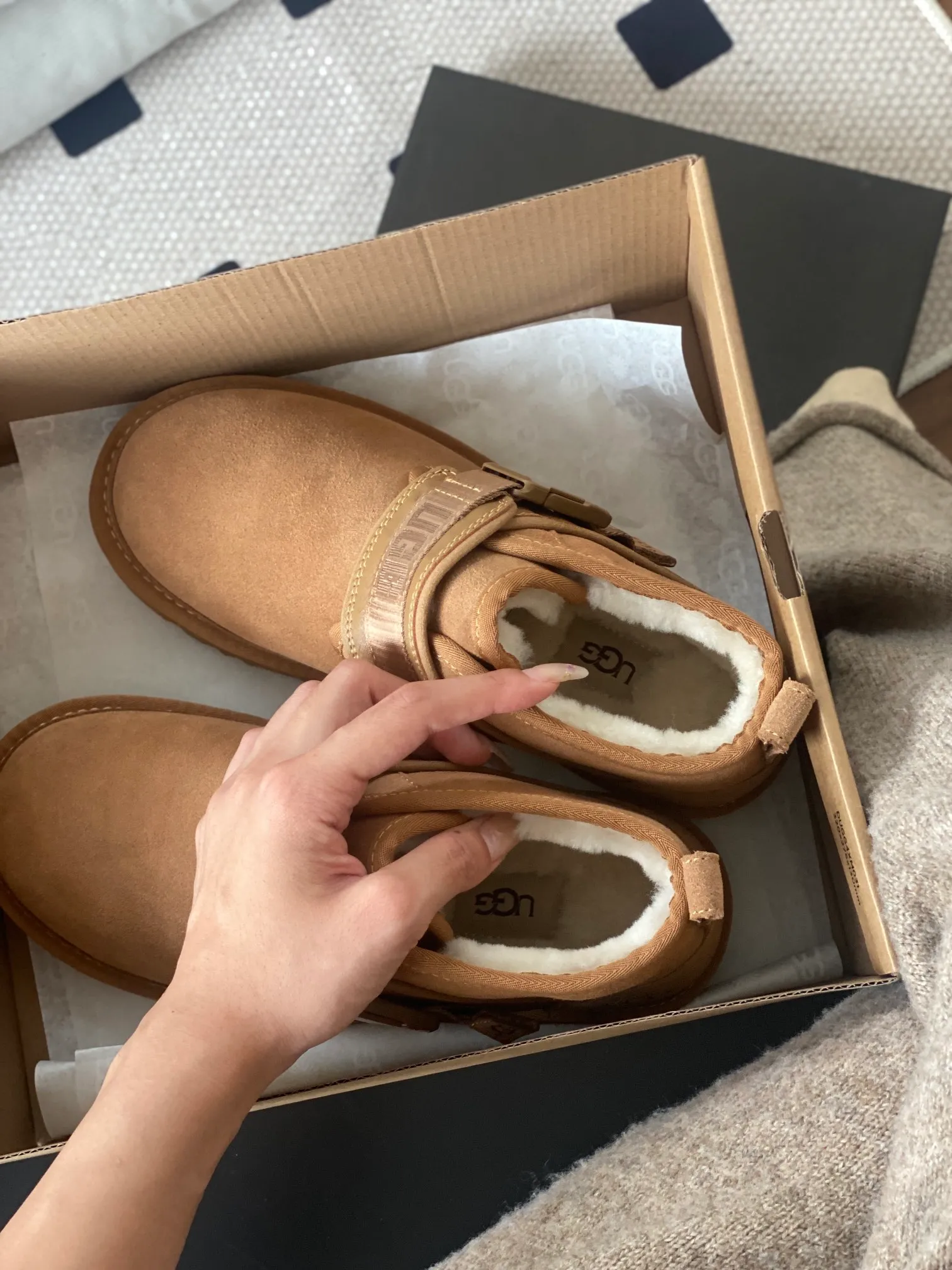 [UGG] P: 580💰 Men's model. Size: 39-44 UGG men's snow boots and wool shoes. The most popular style is now available, Neumel Snapback (buckle style). Material: cowhide➕sheep fur. Outsole: rubber (light wing technology) light! light! light! Super waterproof and available in 3⃣️ colors.